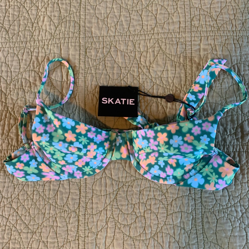 Skatie Flowers Bikini - pink and blue flowers with green underwire in Kate